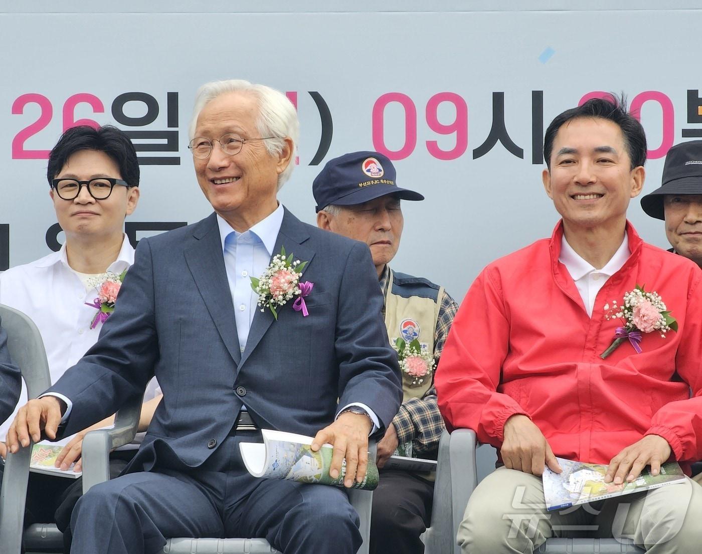 본문 이미지 - 지난달 26일 부산 북구 구포초등학교 총동문 체육대회에 박민식 전 장관(오른쪽)과 한동훈 전 대표(뒷줄 왼쪽)가 행사장에 참석해 자리하고 있다. 한 전 대표는 이날 "부산 북구에서 재건을 출발하겠다＂며 의지를 다졌고, 박 전 장관은 온 가족이 동문인 구포초와의 깊은 인연을 강조했다.2026.4.26 ⓒ 뉴스1 임순택 기자