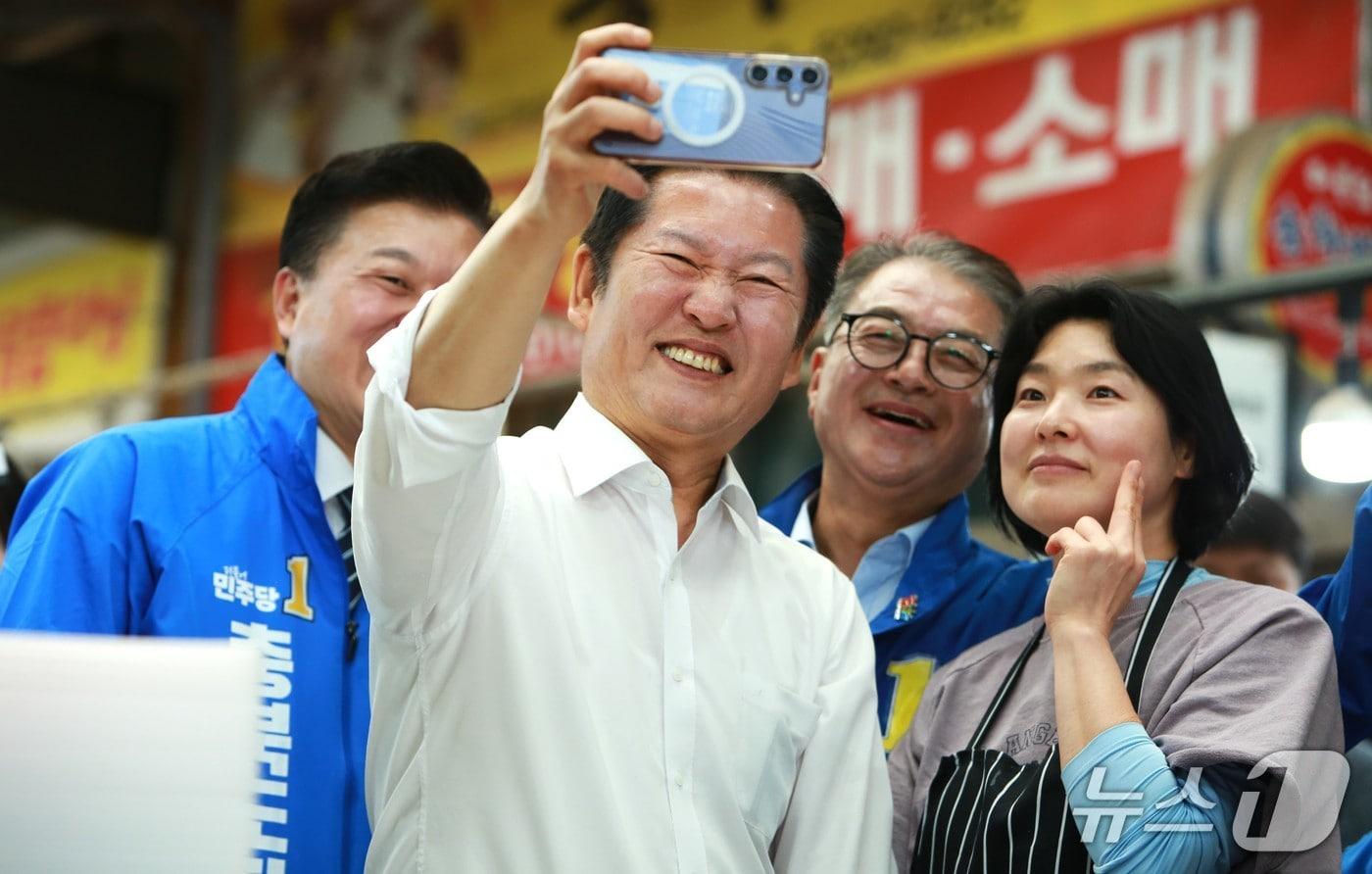 본문 이미지 -  정청래 더불어민주당 대표가 충북 단양 구경시장에서 군민과 함께 사진 촬영을 하고 있다.2026.4.26/뉴스1 손도언 기자