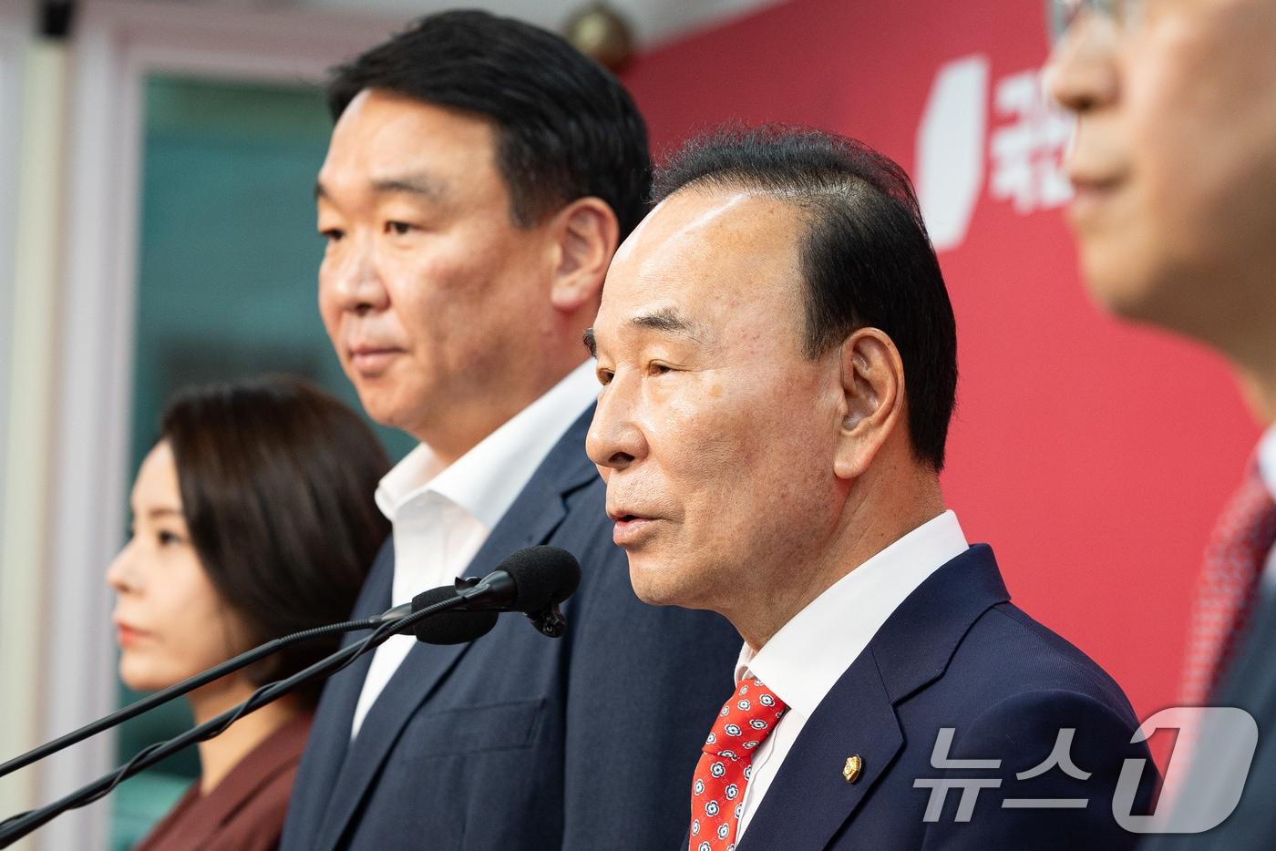 본문 이미지 - 박덕흠 국민의힘 공천관리위원장이 26일 서울 여의도 중앙당사에서 국민의힘 제9회 지방선거 중앙당 공천관리위원회 30차 발표 및 6.3 국회의원 재·보궐선거 공천관리위원회 4차 발표를 하고 있다.  2026.4.26 ⓒ 뉴스1 유승관 기자