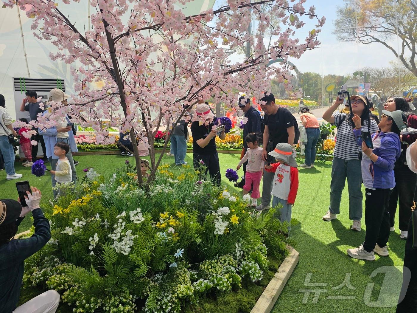 본문 이미지 - 26일 오전 전남 함평 나비대축제를 찾은 어린이들이 나비에 먹이를 주는 체험을 하고 있다. 2026.4.26 ⓒ 뉴스1 최성국 기자