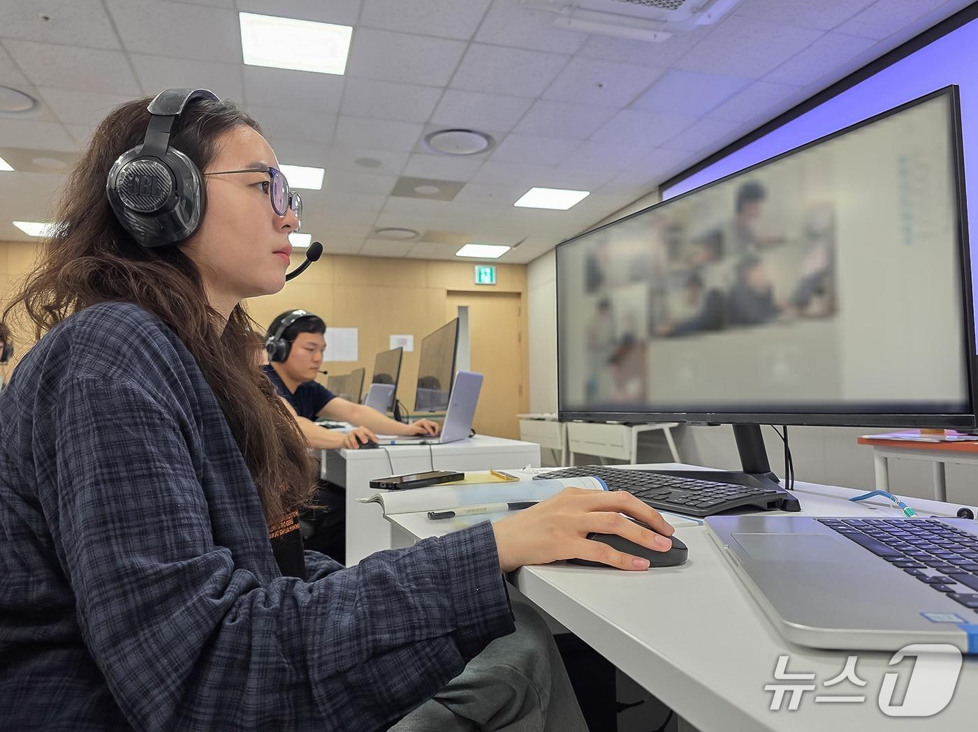 본문 이미지 - 4월 18일 삼성전자 인재개발원(경기도 수원)에서 삼성전자 감독관이 삼성직무적성검사 응시자를 대상으로 예비 소집을 진행하는 모습.(삼성 제공) 