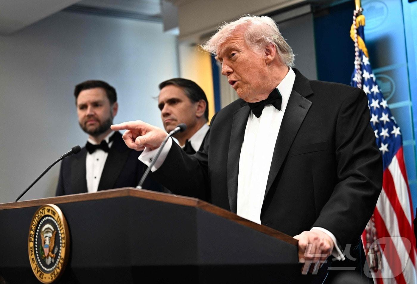 본문 이미지 - 도널드 트럼프 미국 대통령이 25일(현지시간) 미국 워싱턴 DC 백악관에서 백악관출입기자단 만찬 행사장 총격 사건 관련 기자회견을 하고 있다. 2026.04.26 ⓒ AFP=뉴스1