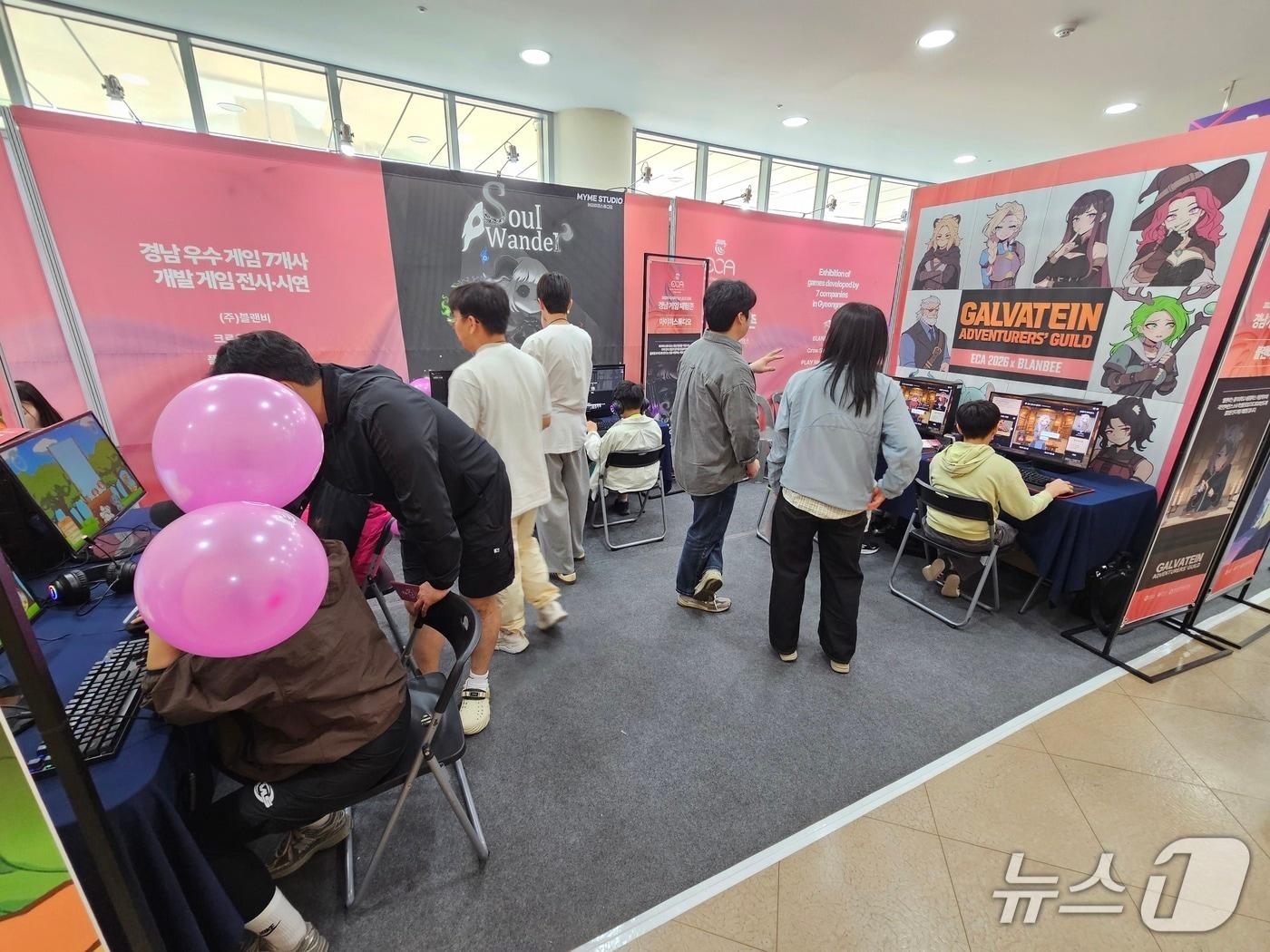 본문 이미지 - 26일 '2026 아시아 이스포츠 대회'가 열리는 진주실내체육관에서 방문객들이 게임을 즐기고 있다. 2026.4.26/뉴스1 한송학기자