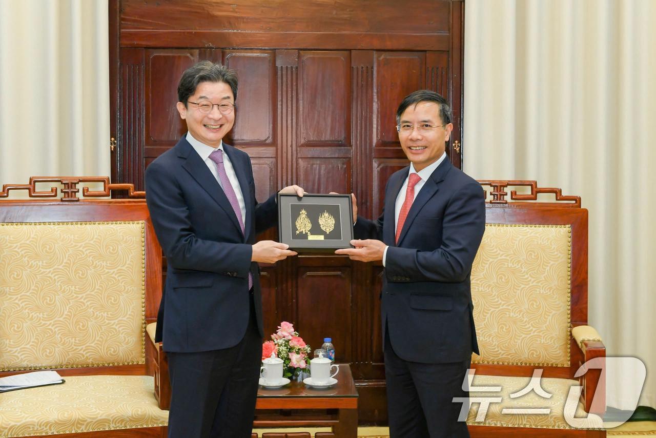 본문 이미지 - 이억원 금융위원장이 지난 24일(현지시간) 베트남 하노이에서 팜 득 안(Pham Duc Anh) 베트남 중앙은행 총재와 양자회담을 하고 있다. (금융위원회 제공. 재판매 및 DB 금지) 2026.4.26 ⓒ 뉴스1 허경 기자