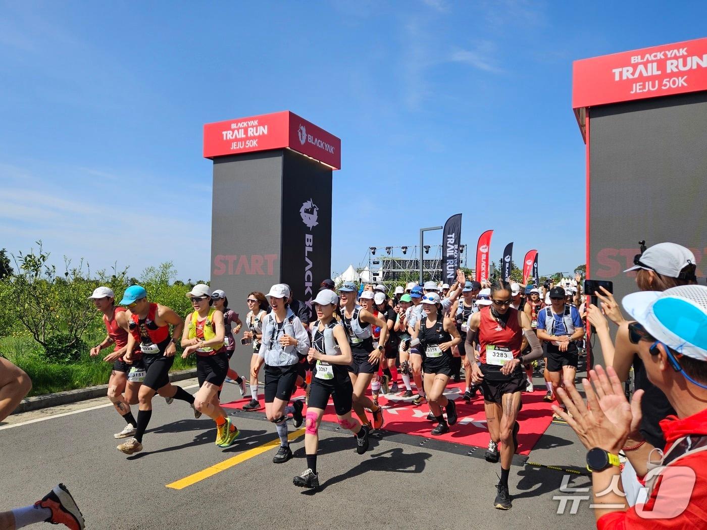 본문 이미지 - 25일 오전 제주 야크마을에서 열린 '블랙야크 트레일 런 제주 50K'에서 25K 종목 참가자들이 레이스를 시작하고 있다. 2026.4.25 ⓒ 뉴스1 박혜연 기자
