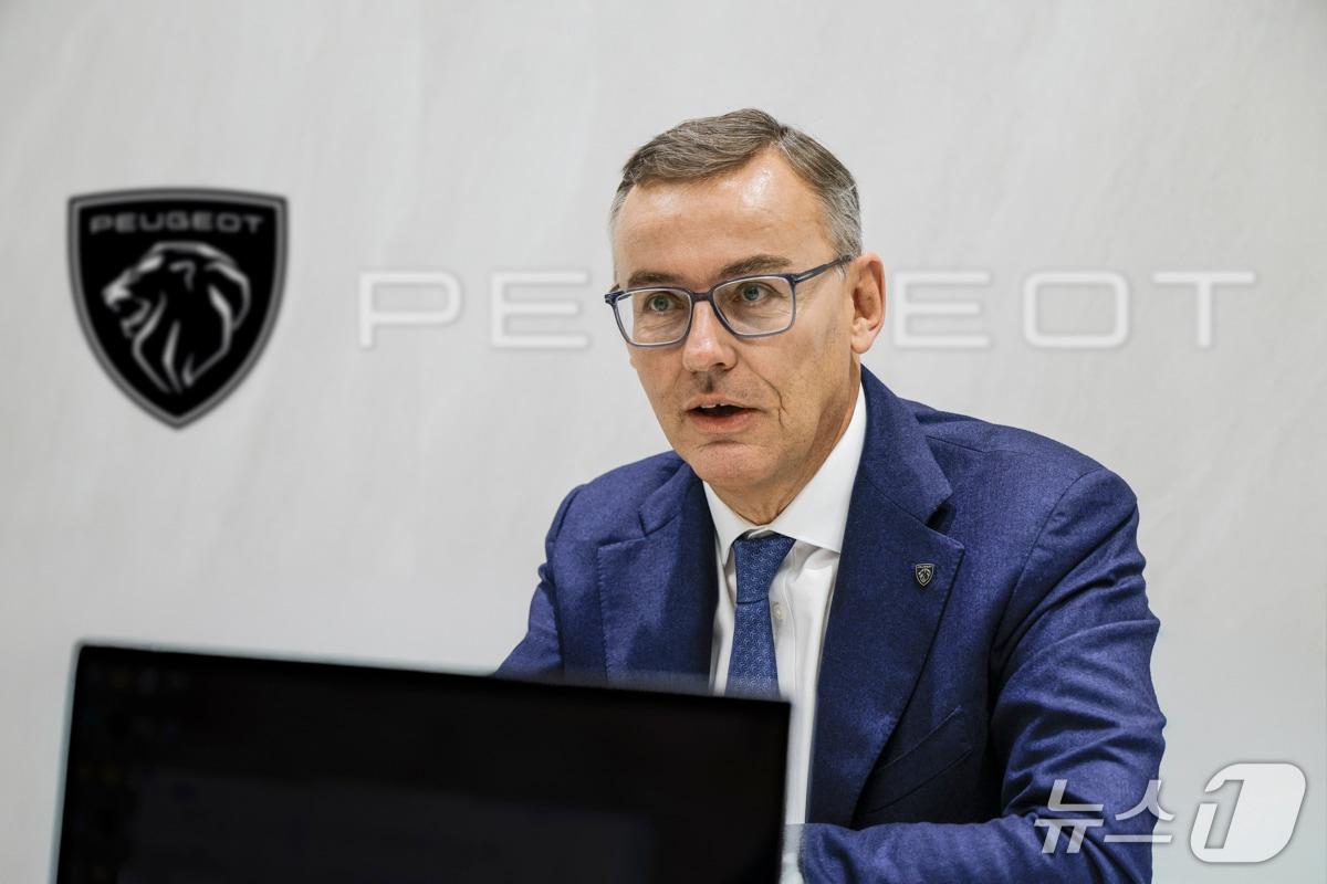 본문 이미지 - 알랭 파베이 푸조 브랜드 (최고경영자)CEO가 지난 24일 '오토 차이나'에서 한국 기자들과 기자간담회를 하고 있다. (한국자동차기자협회 제공)