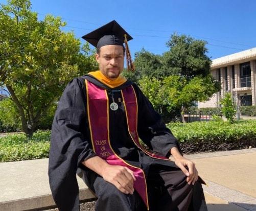 본문 이미지 - 25일(현지시간) 도널드 트럼프 미국 대통령이 참석한 백악관 출입기자단 만찬 행사 인근에서 발생한 총격 사건의 용의자로 체포된 콜 토머스 앨런(31). (사진=링크드인 갈무리)