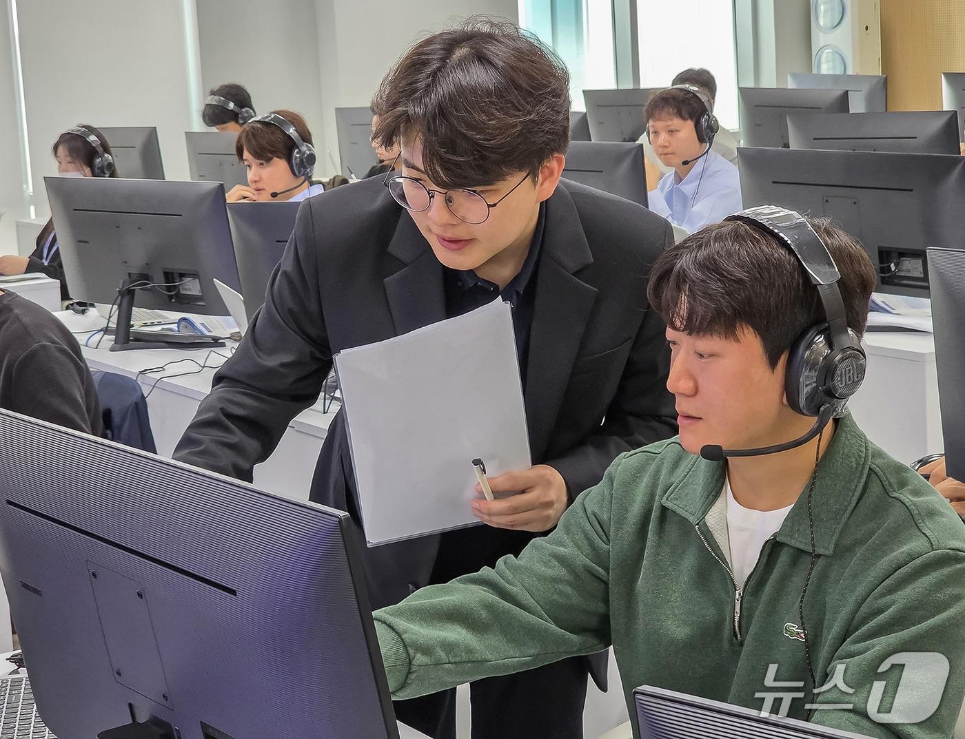 본문 이미지 - 4월 18일 삼성전자 인재개발원(경기도 수원)에서 삼성전자 감독관이 삼성직무적성검사 응시자를 대상으로 예비 소집을 진행하는 모습.(삼성 제공)  