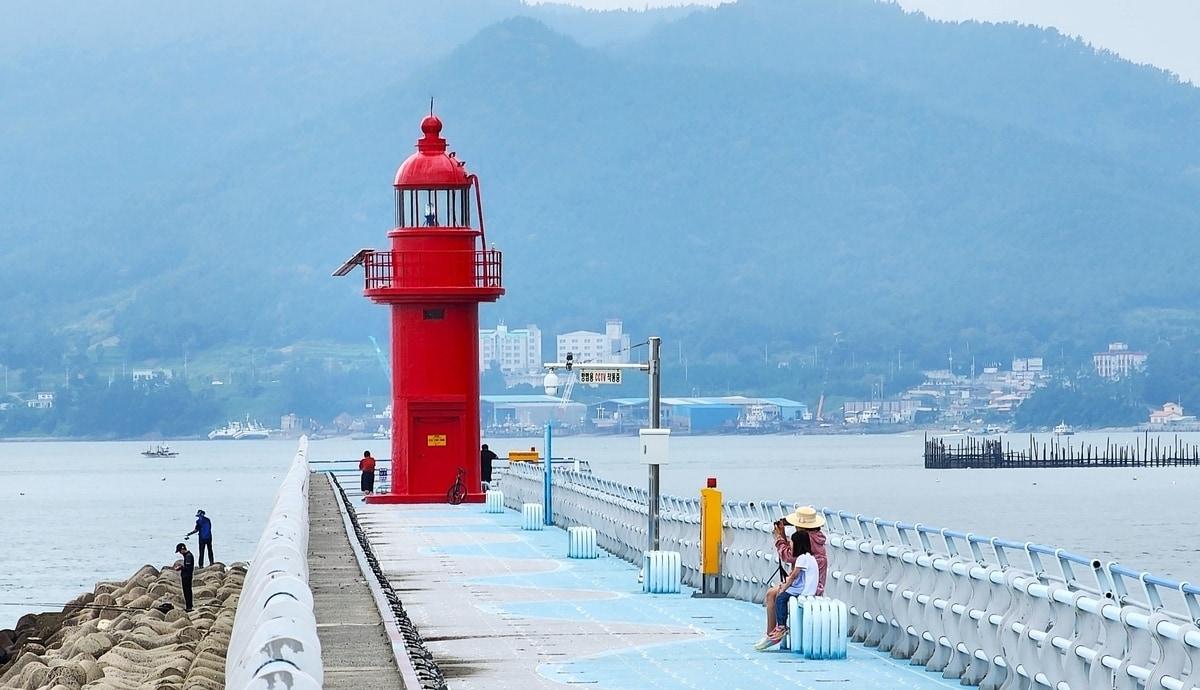 본문 이미지 - 삼천포구항동방파제 등대(한국항로표지기술원 제공) 