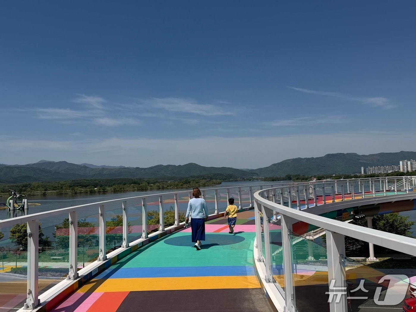 본문 이미지 - 나들이객들이 26일 오후 강원 춘천 근화동 소양아트서클을 걷고 있다.2026.4.26 한귀섭 기자