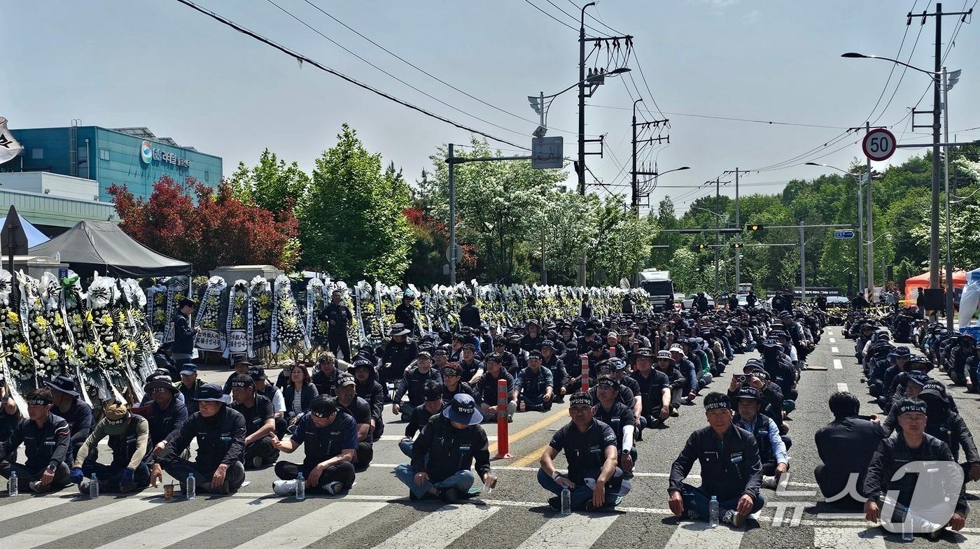 본문 이미지 - 민주노총 화물연대가 26일 CU 진주물류센터 앞에서 약식집회를 벌이고 있다. 2026.4.26/뉴스1 한송학기자