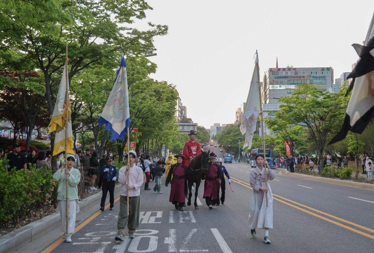 본문 이미지 - '29회 동춘당 문화제' 문정공 시호 봉송 행렬 모습.(대전 대덕구 제공. 재판매 및 DB금지)/뉴스1