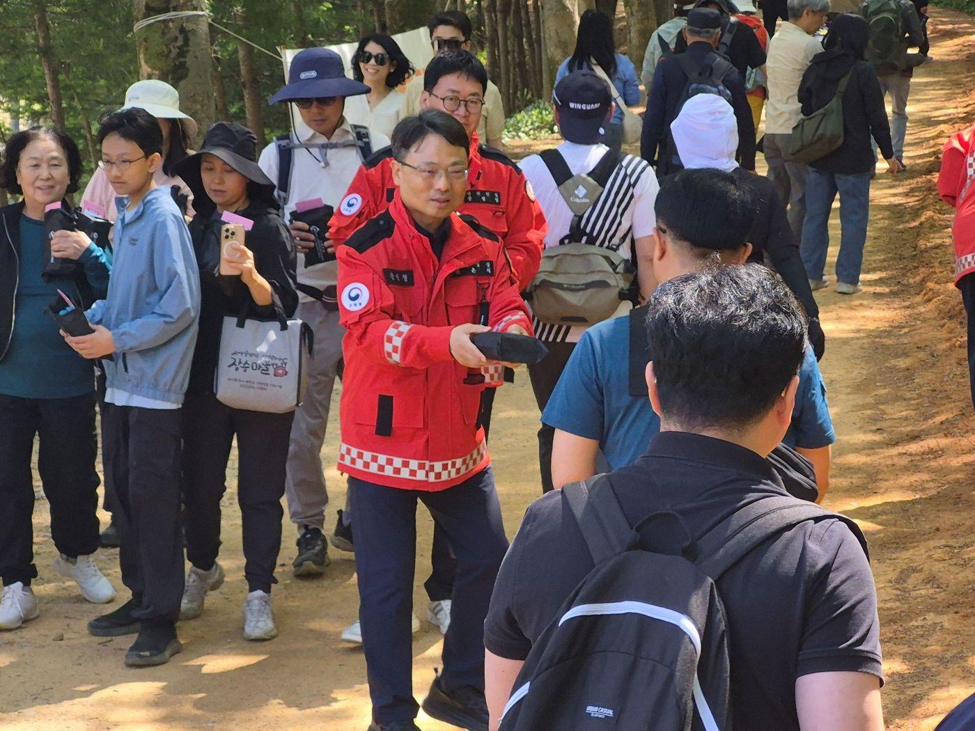 본문 이미지 - 박은식 산림청장(가운데)이 대전 계족산에서 등산객을 대상으로 산불 예방 캠페인을 전개하고 있다.(산림청 제공. 재판매 및 DB금지)/뉴스1