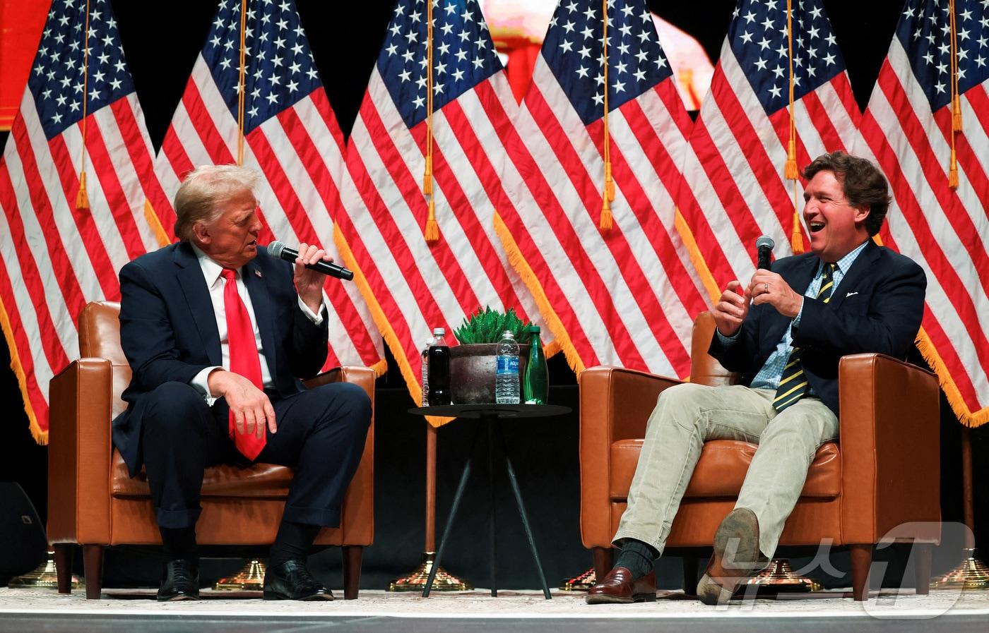 본문 이미지 - 지난 2024년 10월 31일(현지시간) 도널드 트럼프 당시 공화당 대선후보(왼쪽)와 보수 논객 터커 칼슨이 대담을 하는 모습. 2024.10.31 ⓒ 로이터=뉴스1