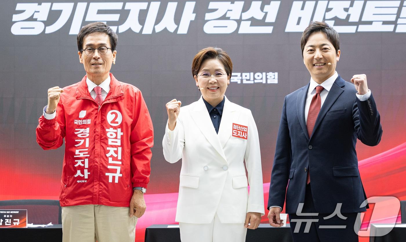 본문 이미지 - 국민의힘 경기도지사 예비후보들이 26일 서울 여의도 중앙당사에서 열린 제9회 전국동시지방선거 경기도지사 경선 비전토론회에서 기념 촬영을 하고 있다. 왼쪽부터 함진규, 양향자, 이성배 예비후보. 2026.4.26 ⓒ 뉴스1 유승관 기자