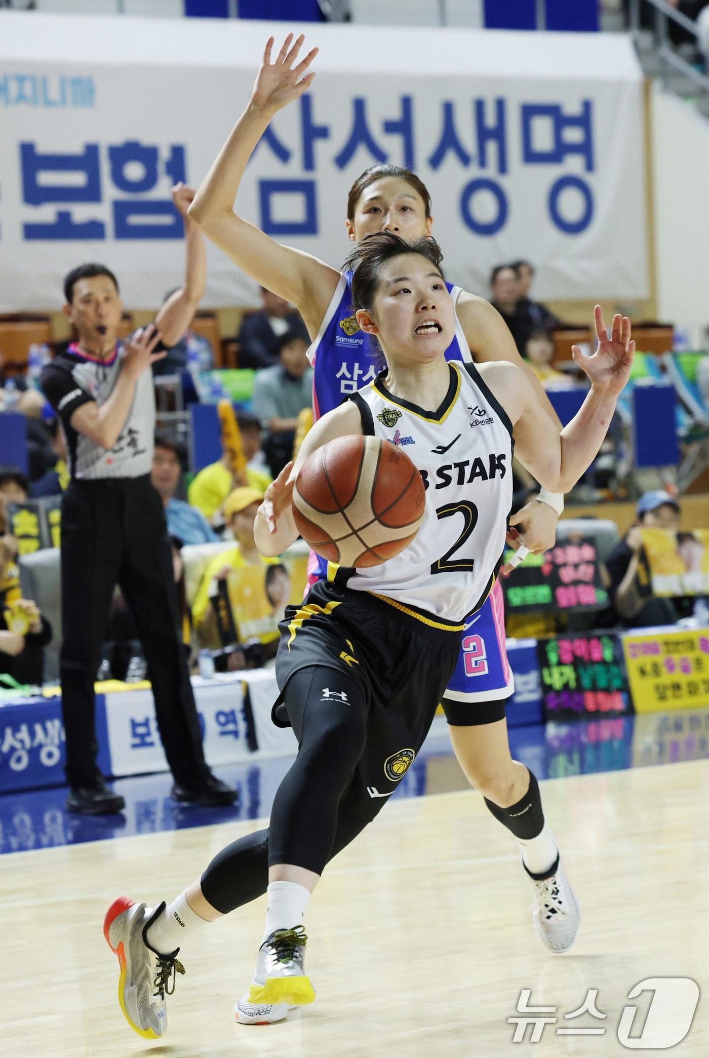 본문 이미지 - 26일 경기 용인시 처인구 용인실내체육관에서 열린 'BNK 금융 2025-2026 여자프로농구 챔피언결정전 3차전' 용인 삼성생명 블루밍스와 청주 KB스타즈의 경기에서 KB스타즈 허예은이 돌파를 하고 있다. 2026.4.26 ⓒ 뉴스1 김영운 기자