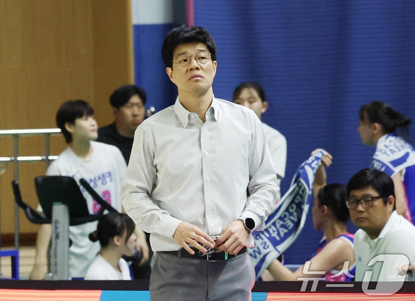 본문 이미지 - 26일 경기 용인시 처인구 용인실내체육관에서 열린 'BNK 금융 2025-2026 여자프로농구 챔피언결정전 3차전' 용인 삼성생명 블루밍스와 청주 KB스타즈의 경기에서 삼성생명 하상윤 감독이 경기를 지켜보고 있다. 2026.4.26 ⓒ 뉴스1 김영운 기자