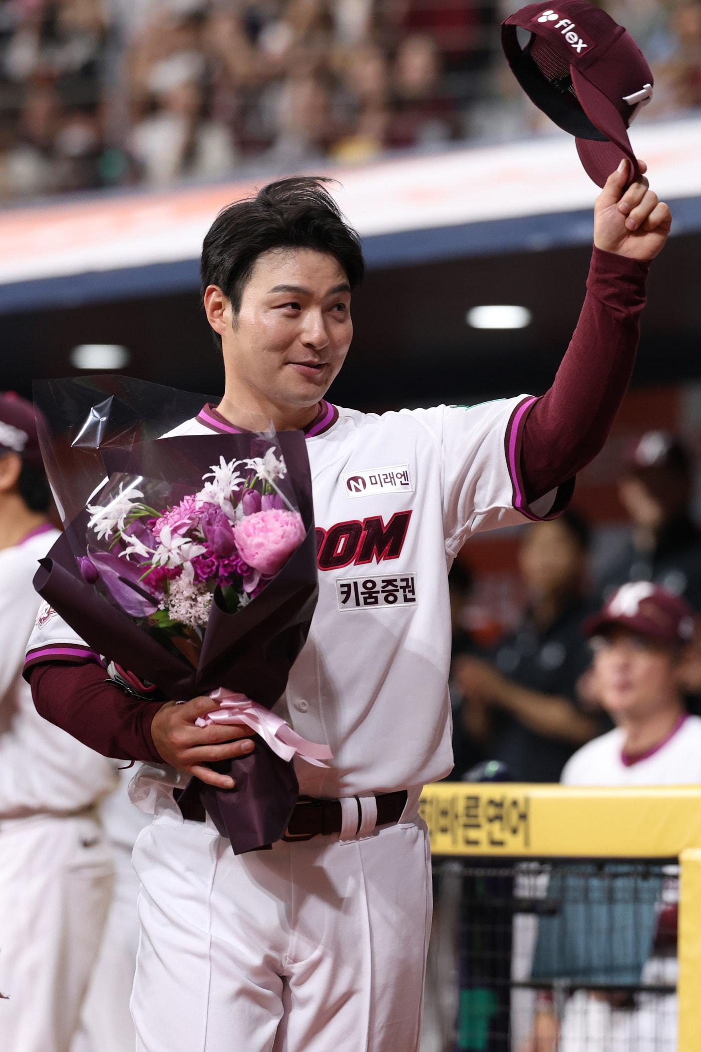 본문 이미지 - 박병호 키움 히어로즈 코치가 26일 삼성 라이온즈와 경기 전 은퇴식을 가졌다.(키움 히어로즈 제공)