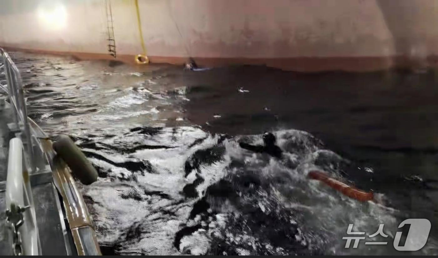 본문 이미지 - 지난 25일 레저활동을 하다 실종된 50대 다이버 A 씨를 해경이 강원 삼척시 임원항 인근 해상에서 구조하고 있다.(울진해경 제공, 재판매 및 DB 금지)