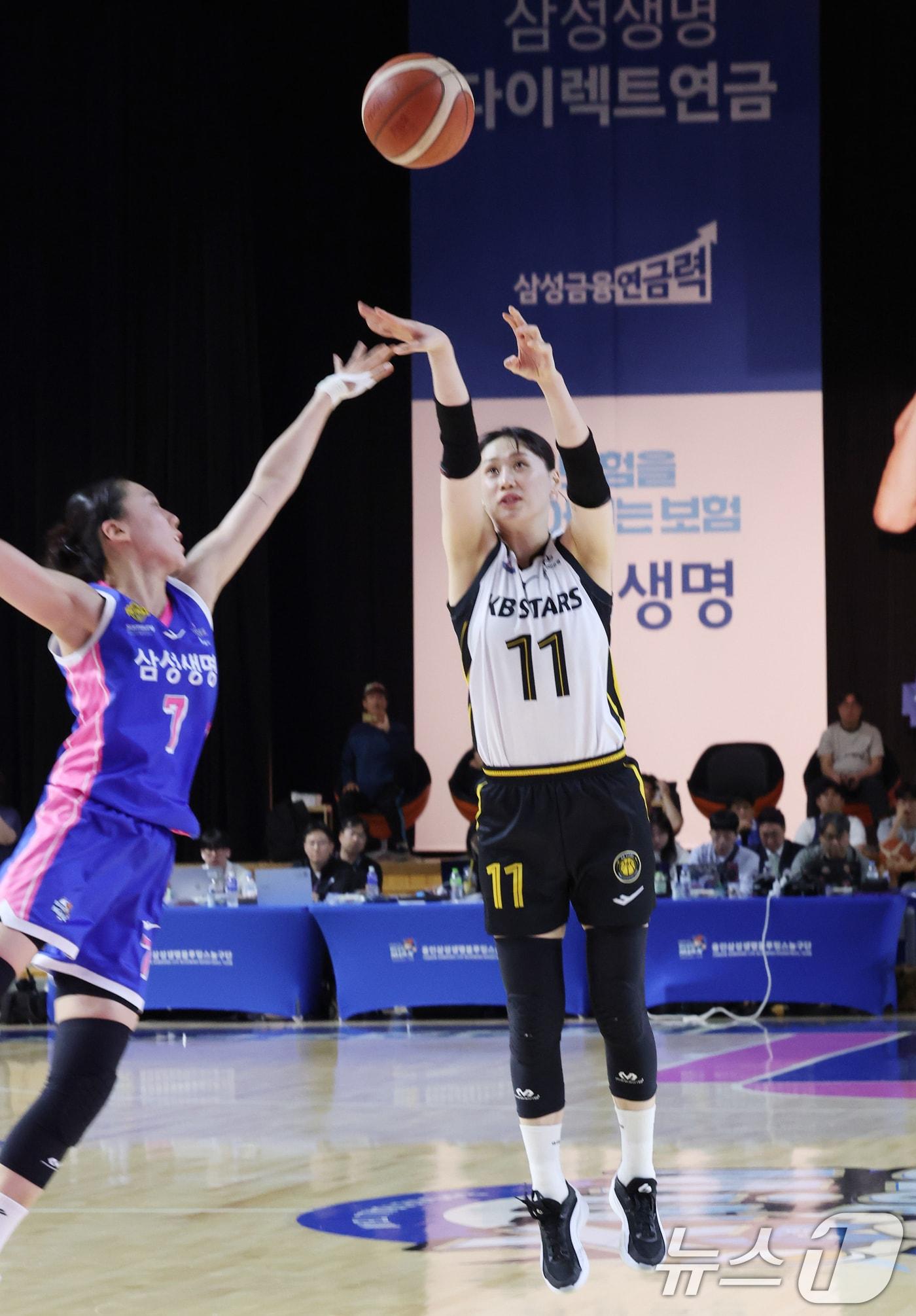 본문 이미지 - 26일 경기 용인시 처인구 용인실내체육관에서 열린 'BNK 금융 2025-2026 여자프로농구 챔피언결정전 3차전' 용인 삼성생명 블루밍스와 청주 KB스타즈의 경기에서 KB스타즈 강이슬이 슛을 하고 있다. 2026.4.26 ⓒ 뉴스1 김영운 기자