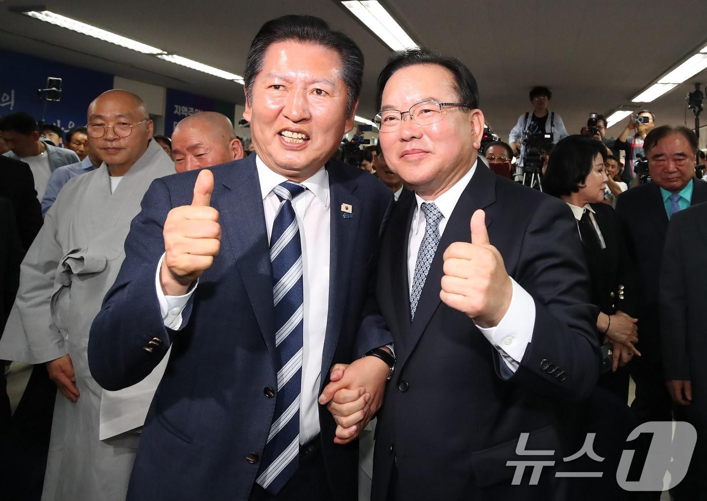 본문 이미지 - 김부겸 더불어민주당 대구시장 예비후보(오른쪽)가 26일 오후 대구 달서구 선거사무소 개소식에서 정청래 대표와 포즈를 취하고 있다. 2026.4.26 ⓒ 뉴스1 공정식 기자