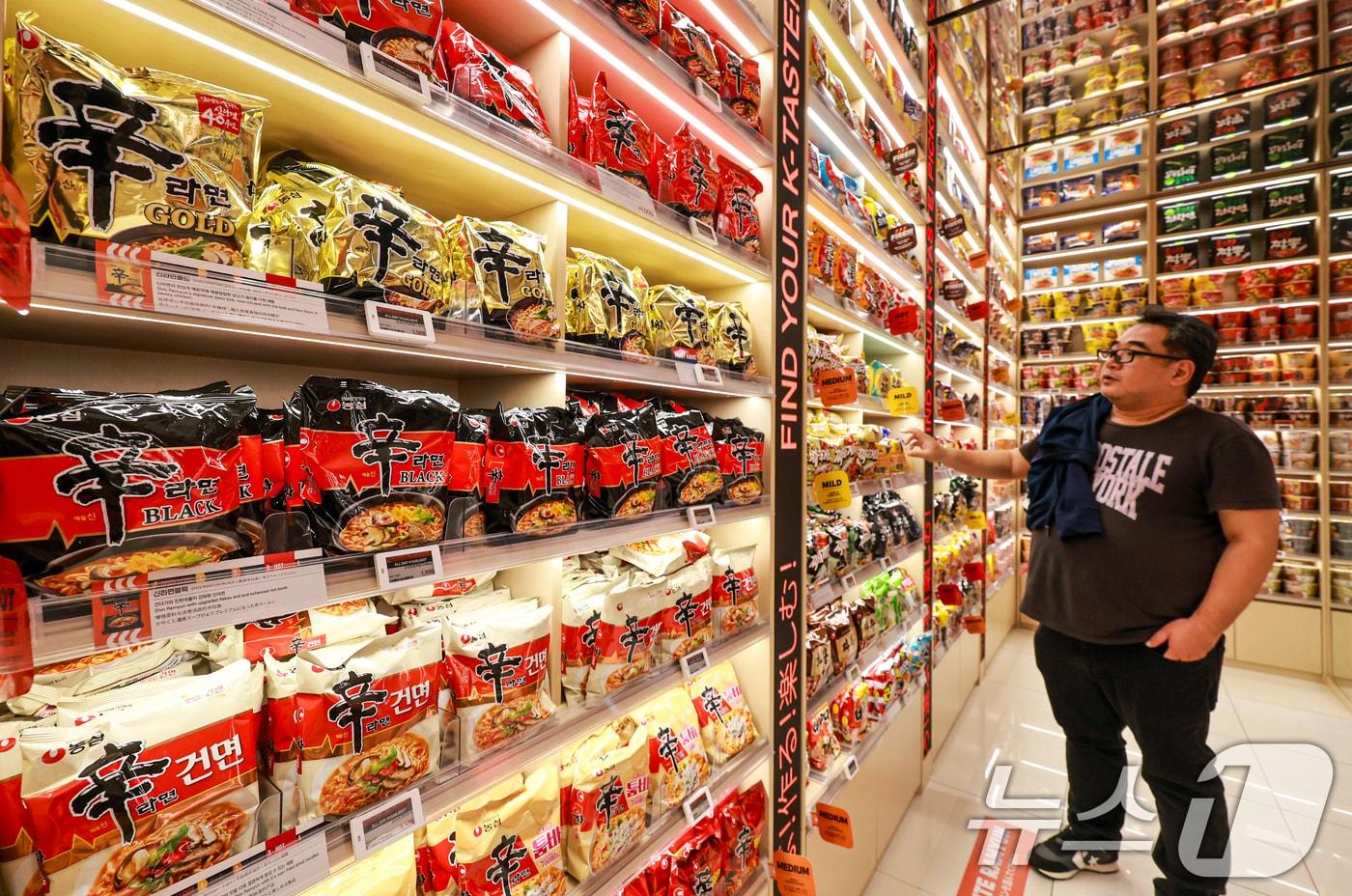 본문 이미지 - 서울 중구의 한 편의점을 찾은 관광객이 라면을 고르는 모습. 2026.4.26 ⓒ 뉴스1 이호윤 기자