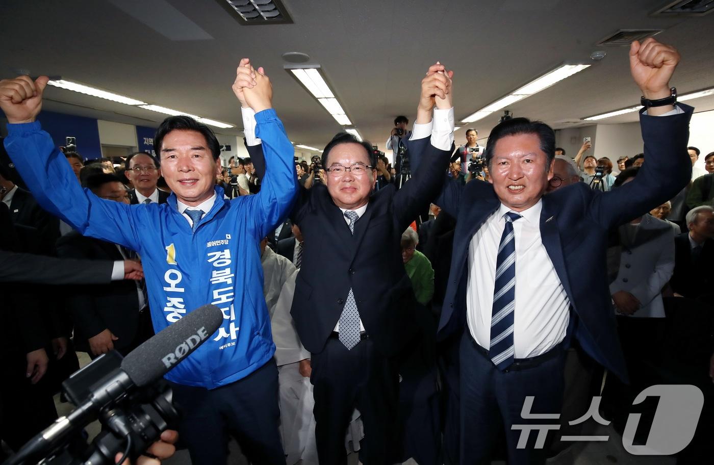 본문 이미지 - 김부겸 더불어민주당 대구시장 예비후보(가운데)가 26일 오후 대구 달서구 선거사무소 개소식에서 정청래 대표(오른쪽), 오중기 경북도지사 예비후보와 손을 들어 보이고 있다. 2026.4.26 ⓒ 뉴스1 공정식 기자