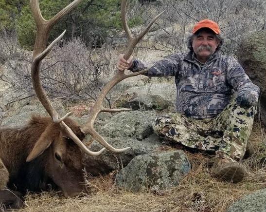 본문 이미지 - 아프리카 가봉에서 사냥하던 중 코끼리 무리에 짓밟혀 사망한 어니 도시오(75). (사진=웨건하운드 아웃피터스 페이스북 갈무리)