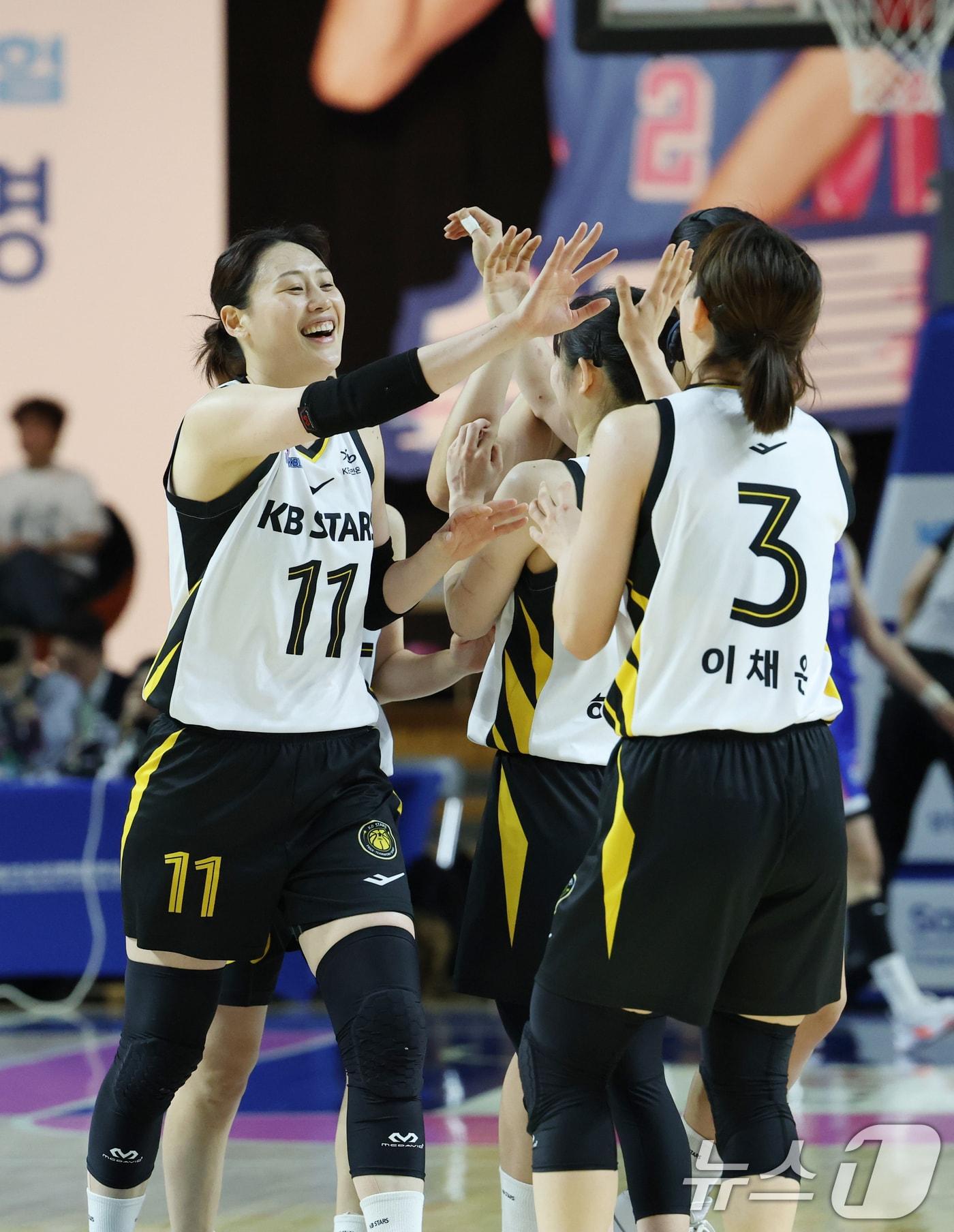 본문 이미지 - 26일 경기 용인시 처인구 용인실내체육관에서 열린 'BNK 금융 2025-2026 여자프로농구 챔피언결정전 3차전' 용인 삼성생명 블루밍스와 청주 KB스타즈의 경기에서 KB스타즈 선수들이 득점 후 기뻐하고 있다. 2026.4.26 ⓒ 뉴스1 김영운 기자