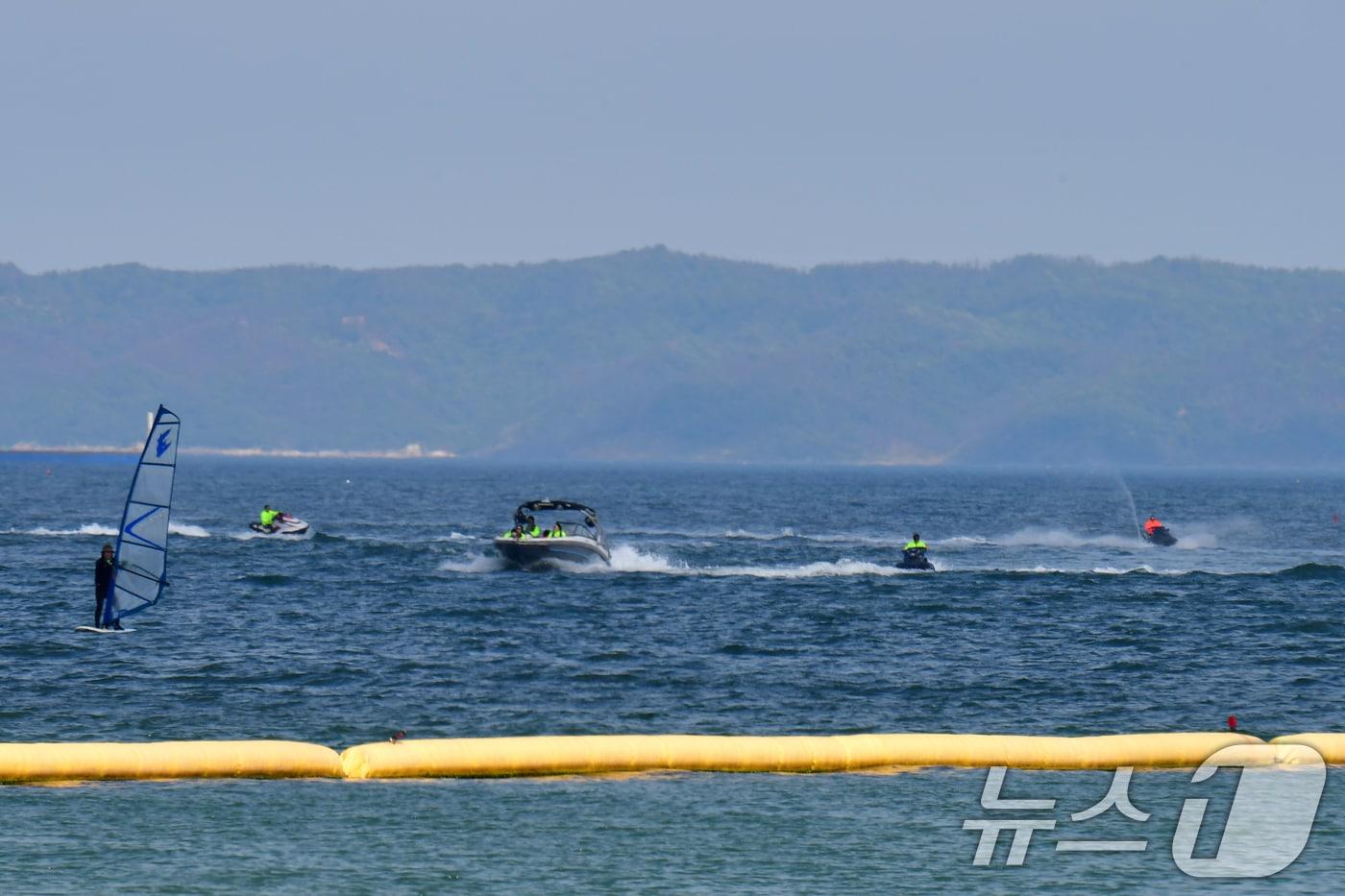 본문 이미지 - 지난 26일 오후 경북 포항시 북구 영알대해수욕장에서 수상오토바이와 제트보트가 파도를 가르며 달리고 있다. 2026.4.26 ⓒ 뉴스1 최창호 기자