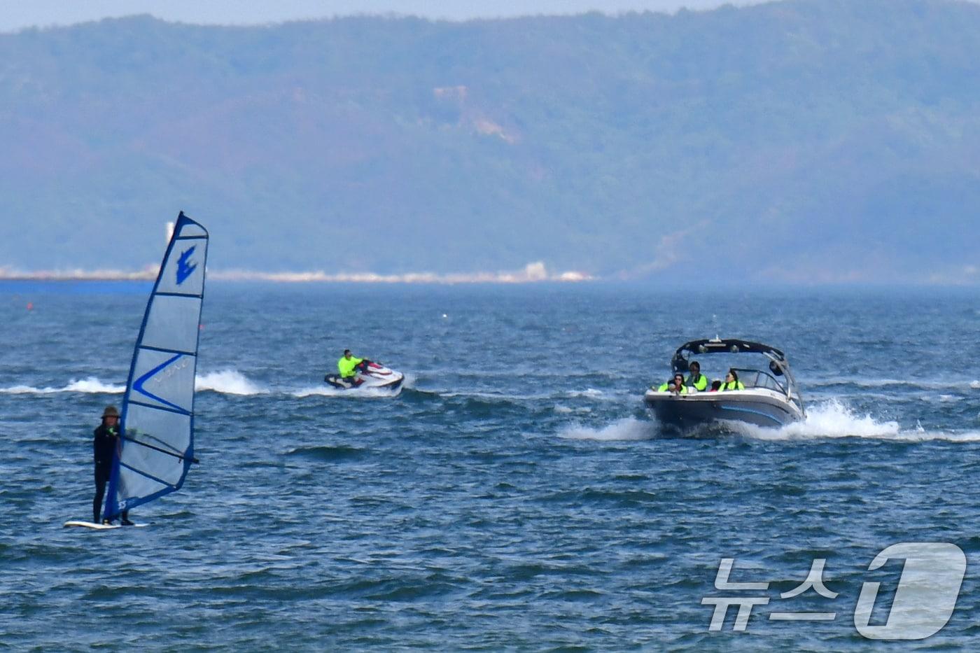 본문 이미지 - 26일 오후 경북 포항시 북구 영알대해수욕장에서 수상오토바이와 제트보트가 파도를 가르며 달리고 있다. 2026.4.26 ⓒ 뉴스1 최창호 기자