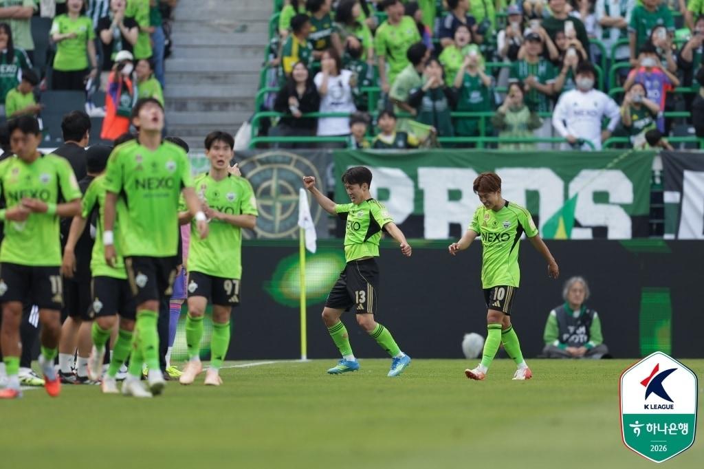 본문 이미지 - 강상윤이 극적골을 터뜨린 전북이 3-2로 이겼다.(한국프로축구연맹 제공) 