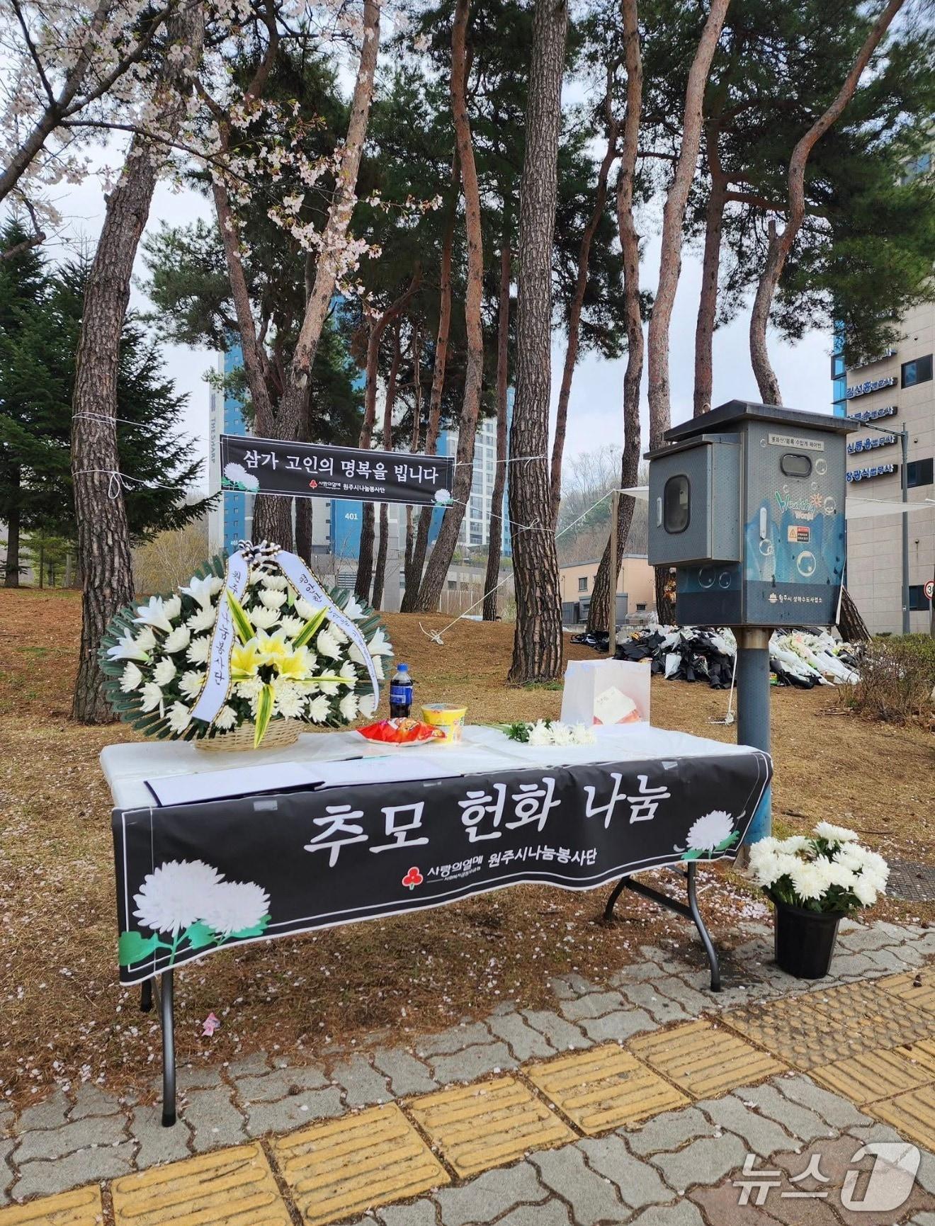 본문 이미지 - 원주에서 중학생이 숨진 현장에 놓인 국화꽃.(뉴스1 DB) 