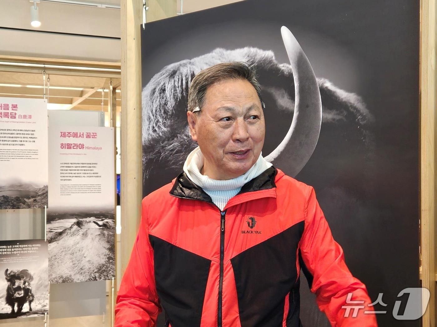 본문 이미지 - 강태선 BYN블랙야크그룹 회장이 25일 오후 제주 야크마을에서 취재진과 만나 인터뷰를 하고 있다. 2026.4.25 ⓒ 뉴스1 박혜연 기자