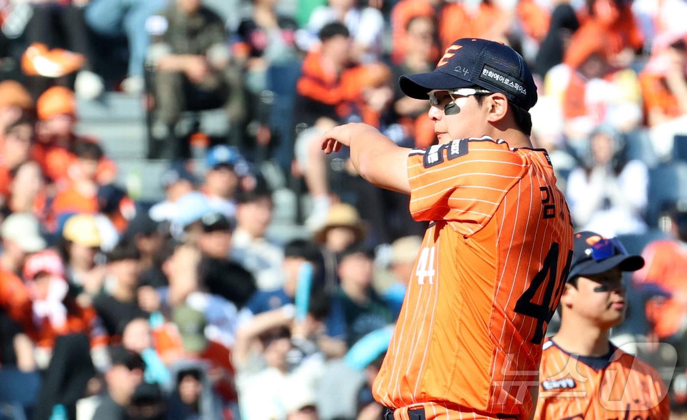 본문 이미지 - 26일 대전 한화생명볼파크에서 열린 2026 신한 SOL KBO리그 NC 다이노스와 한화 이글스의 경기에서 한화 김서현이 7회초 NC 안중열에게 역전 2점 홈런을 맞으며 아쉬운 표정을 짓고 있다. 2026.4.26 ⓒ 뉴스1 김기남 기자