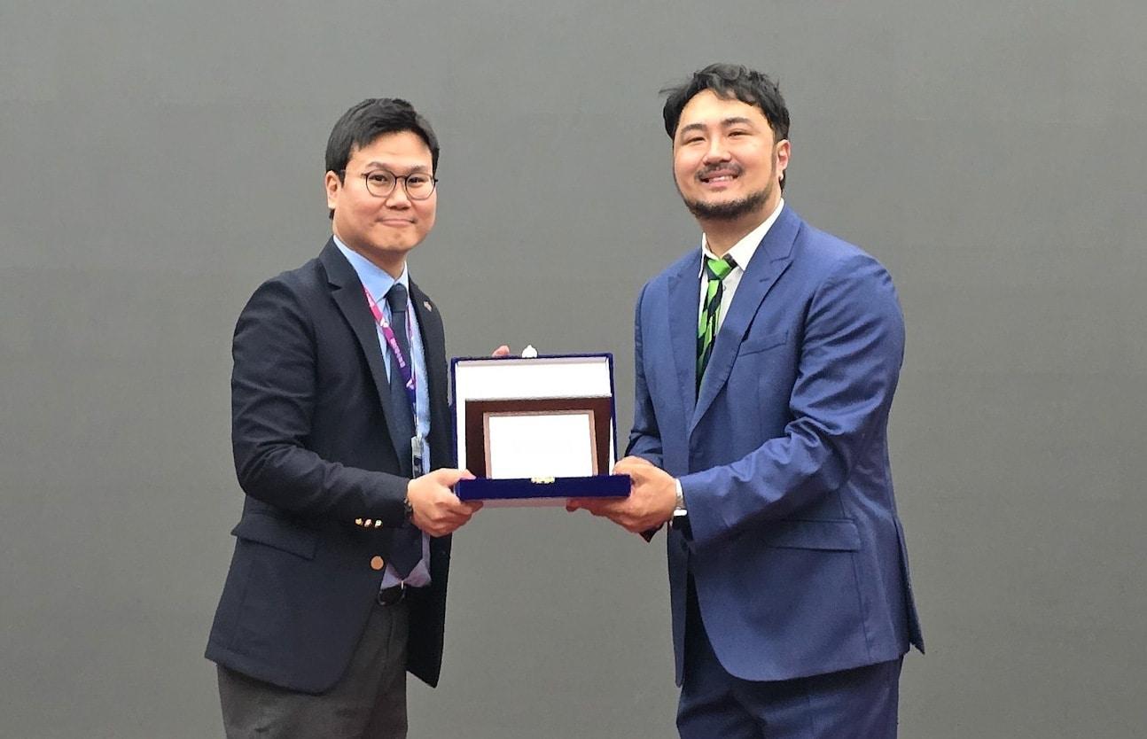 본문 이미지 - 2026 한국고양이수의사회 이사회에서 사회이사로 위촉된 심용희 수의사(오른쪽)가 박찬우 한국고양이수의사회 회장에게 위촉패를 받고 기념 사진을 찍고 있다(수의사회 제공). ⓒ 뉴스1