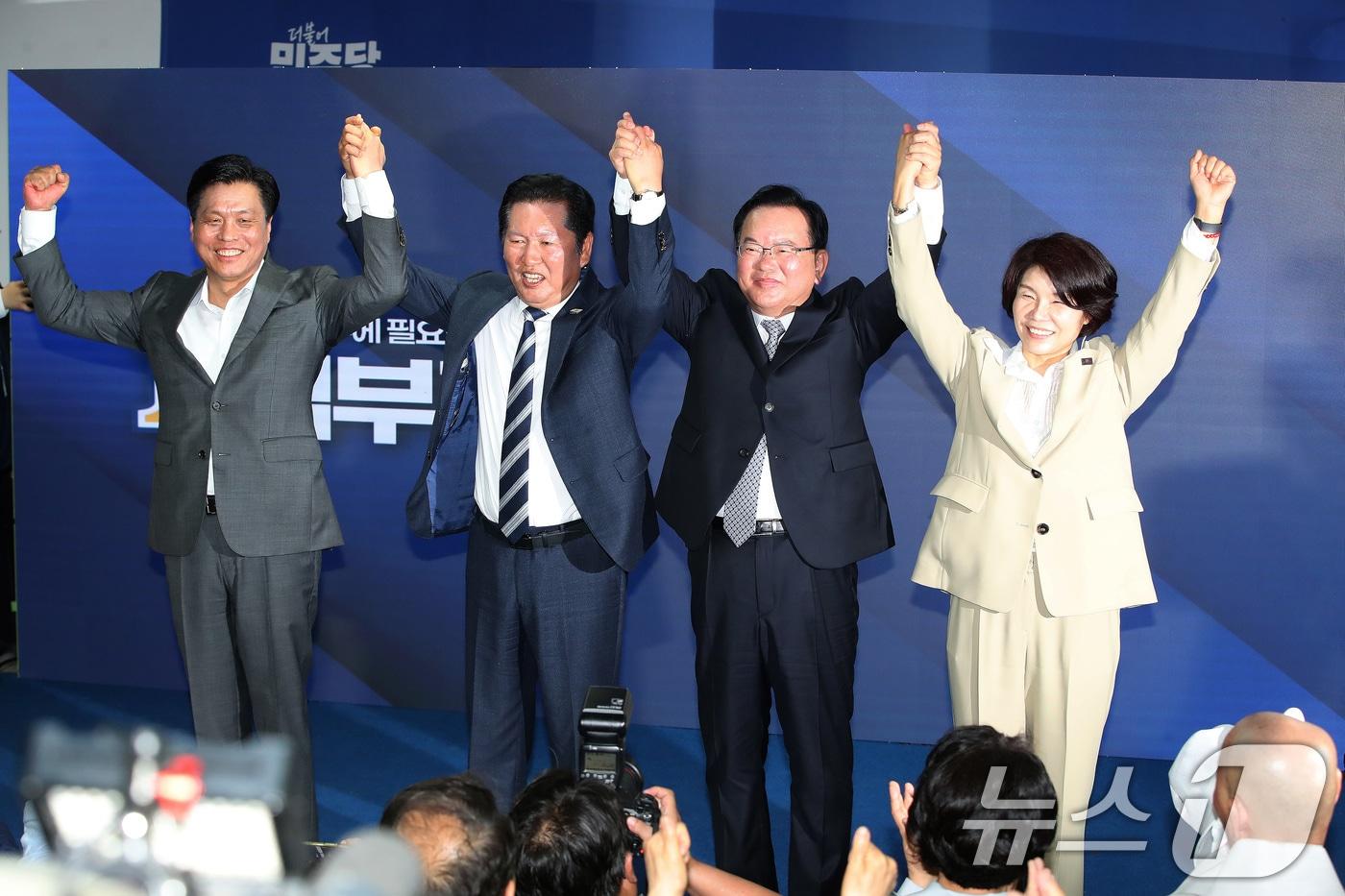 본문 이미지 - 26일 오후 대구 달서구 김부겸 더불어민주당 대구시장 예비후보 선거사무소 개소식에서 더불어민주당 조승래 사무총장(왼쪽부터), 정청래 대표, 김부겸 예비후보, 한정애 정책위의장이 손을 맞잡아 들어 보이고 있다. 2026.4.26 ⓒ 뉴스1 공정식 기자