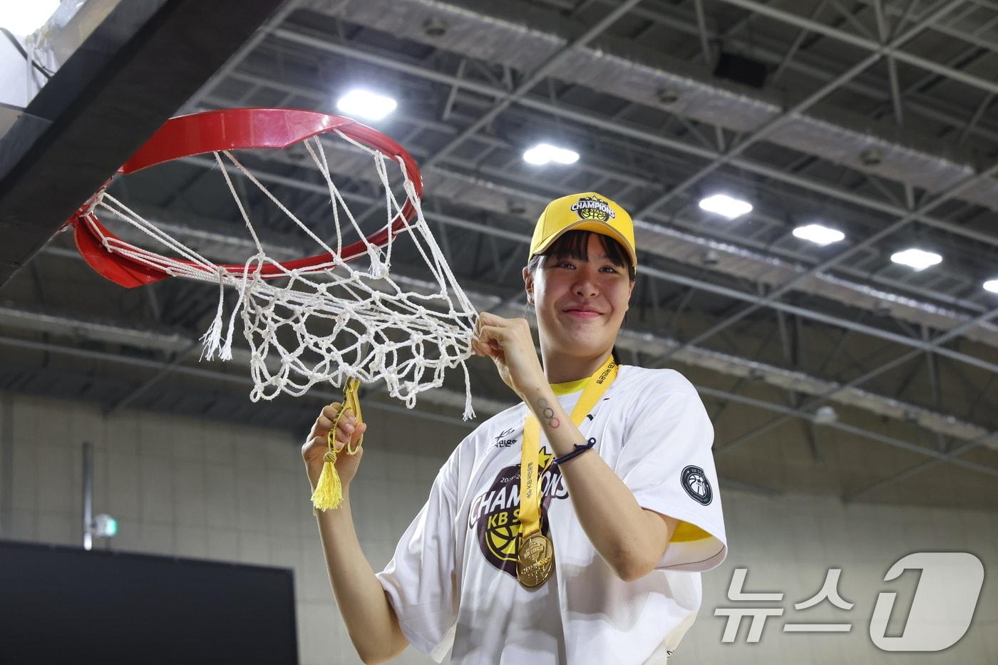 본문 이미지 - 26일 경기 용인시 처인구 용인실내체육관에서 열린 'BNK 금융 2025-2026 여자프로농구 챔피언결정전 3차전' 용인 삼성생명 블루밍스와 청주 KB스타즈의 경기에서 승리, 통합우승을 거둔 KB 박지수가 골대 그물을 자르는 세리머니를 하고 있다. 2026.4.26 ⓒ 뉴스1 김영운 기자