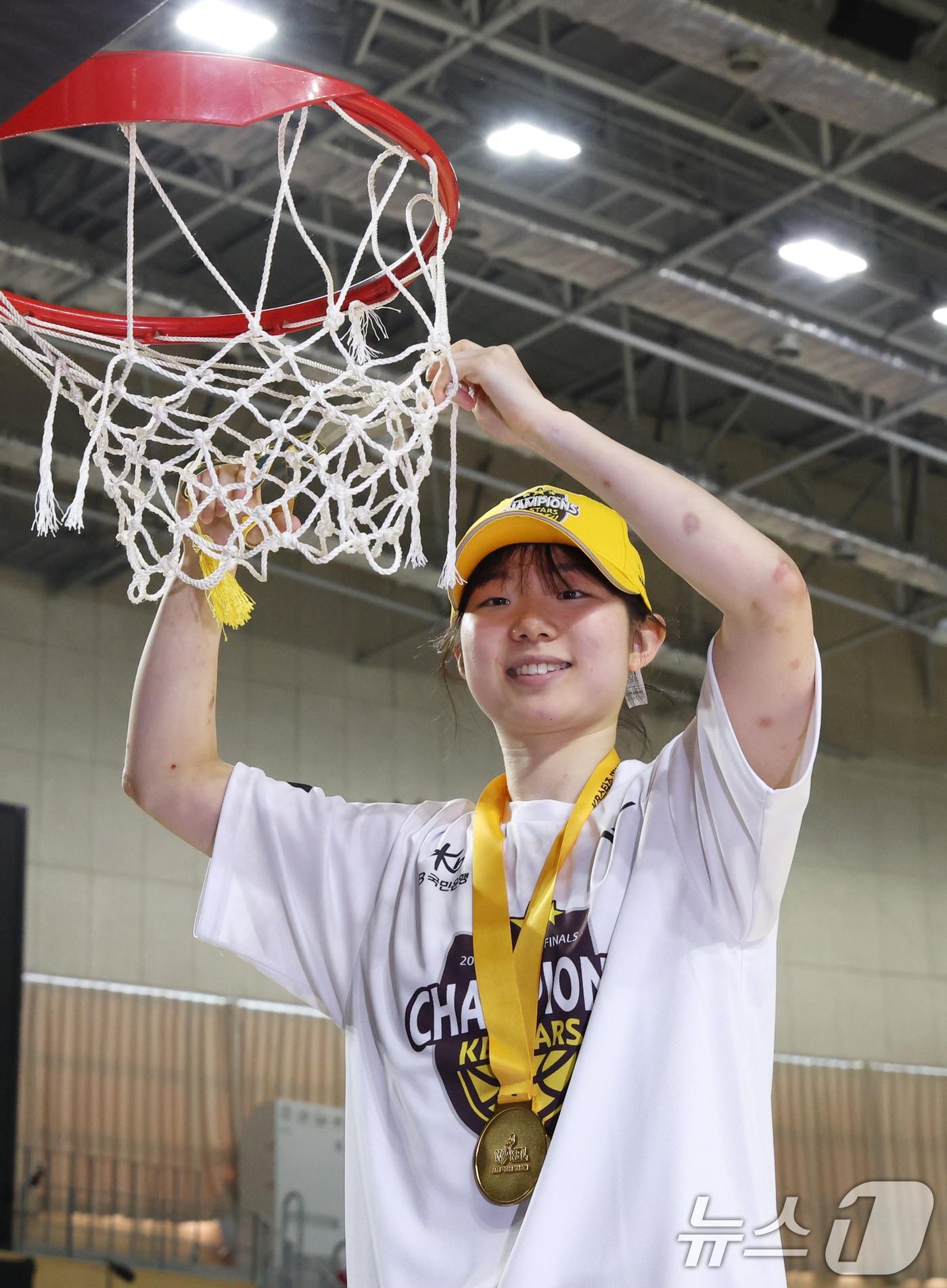 본문 이미지 - 26일 경기 용인시 처인구 용인실내체육관에서 열린 'BNK 금융 2025-2026 여자프로농구 챔피언결정전 3차전' 용인 삼성생명 블루밍스와 청주 KB스타즈의 경기에서 KB가 승리를 거두며 통합우승을 차지했다. MVP에 선정된 KB 허예은이 골대 그물을 자르는 세리머니를 하고 있다. 2026.4.26 ⓒ 뉴스1 김영운 기자