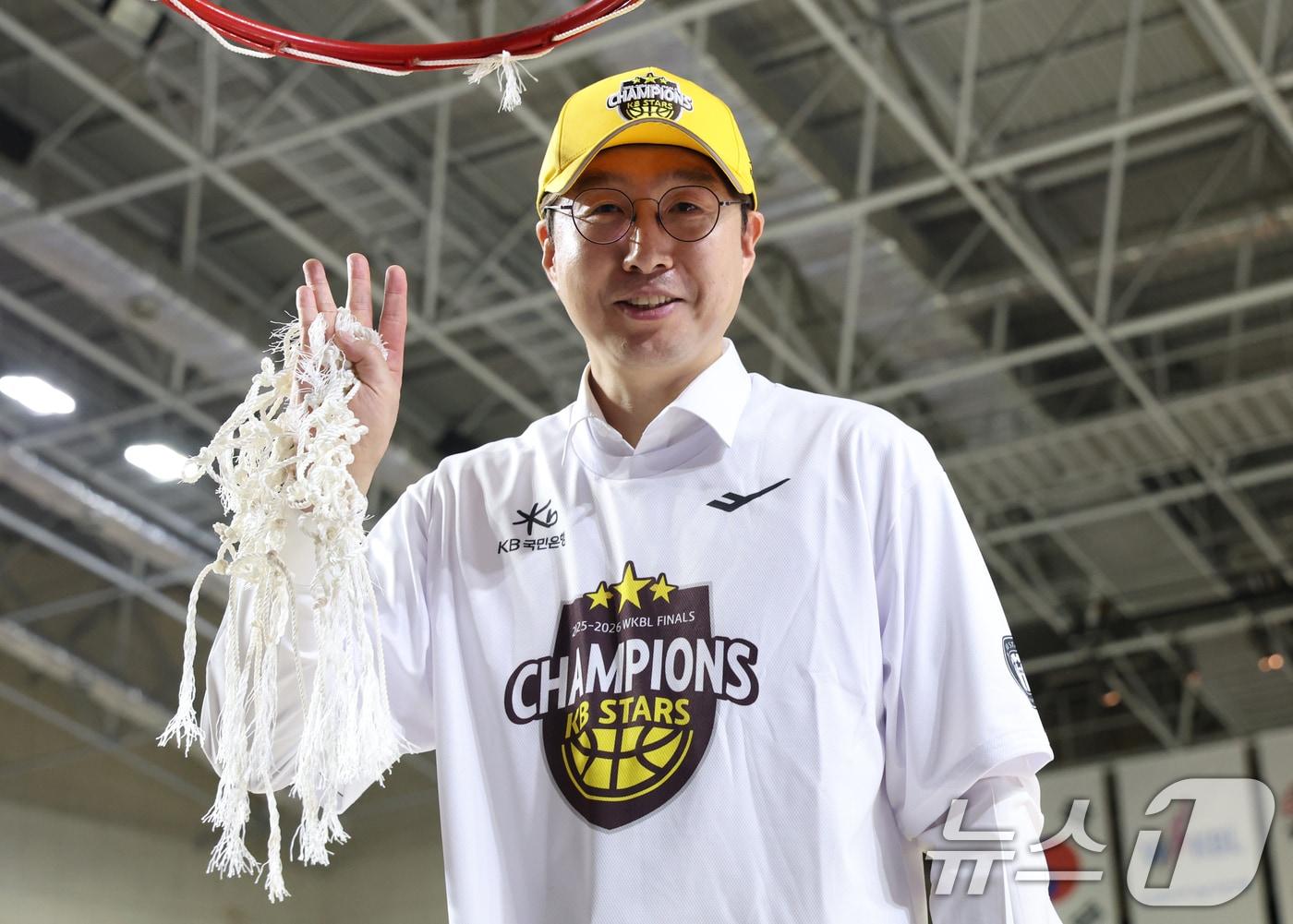 본문 이미지 - 26일 경기 용인시 처인구 용인실내체육관에서 열린 'BNK 금융 2025-2026 여자프로농구 챔피언결정전 3차전' 용인 삼성생명 블루밍스와 청주 KB스타즈의 경기에서 승리, 통합우승을 거둔 KB 김완수 감독이 골대 그물을 자르는 세리머니를 하고 있다. 2026.4.26 ⓒ 뉴스1 김영운 기자