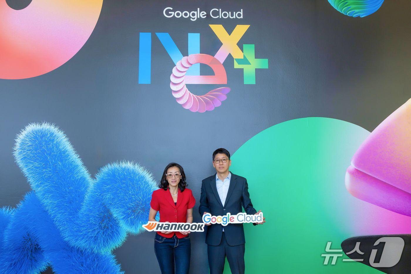 본문 이미지 - 김성진 한국앤컴퍼니그룹 디지털전략실장(오른쪽)과 루스 선 구글 클라우드 코리아 지사장이 지난 22일(현지시간) 미국 라스베이거스에서 열린 ‘구글 클라우드 넥스트 2026’에서 협력을 기념해 포즈를 취하고 있다.(한국앤컴퍼니 제공) 