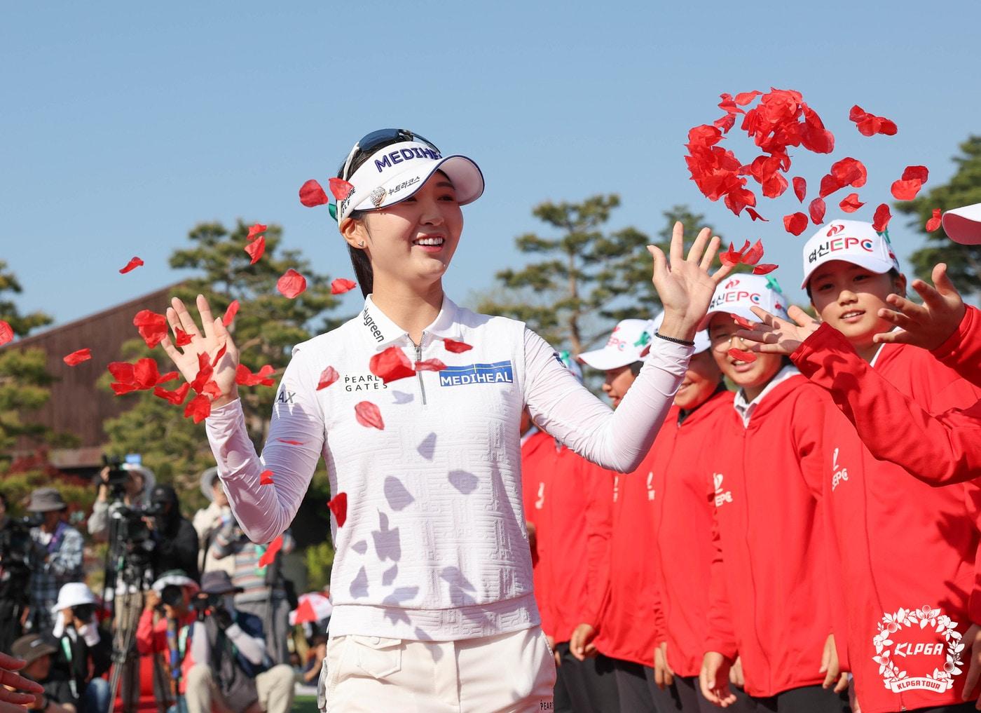 본문 이미지 - 이예원이 26일 충북 충주 킹스데일 골프클럽에서 열린 한국여자프로골프(KLPGA) 투어 덕신EPC 챔피언십에서 우승을 차지, 기념 촬영을 하고 있다. (KLPGA 제공. 재판매 및 DB 금지) 2026.4.26 ⓒ 뉴스1