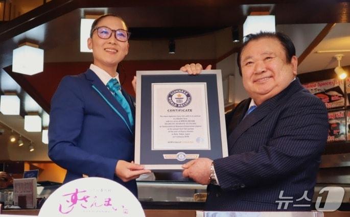 본문 이미지 - 20일 일본의 스시 체인점 '스시 잔마이'를 운영하는 기요무라의 기무라 기요시 사장(74)이 도쿄 츠키지 수산시장에서 기네스북 인증서를 전달받고 있다. (사진=기요무라 홈페이지 갈무리)