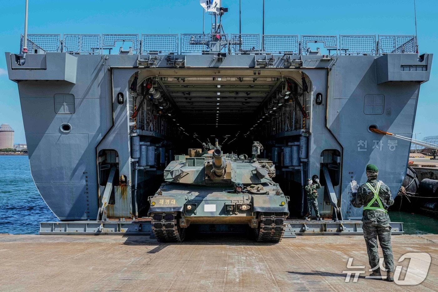본문 이미지 - 2026년도 전반기 해군·해병대 합동상륙훈련에서 상륙군이 K-1A2 전차를 천자봉함(LST-Ⅱ)에 탑재하고 있다.(해병대 제공)