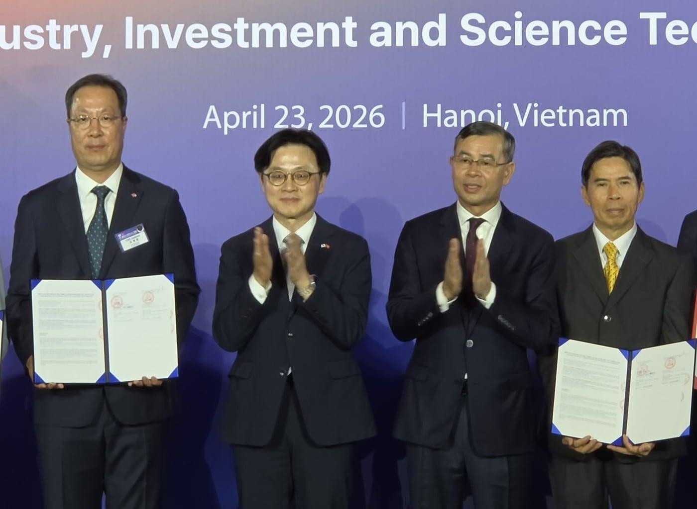 본문 이미지 -  23일 베트남 하노이에서 열린 'K-푸드 확산 및 가공식품 시장 선도를 위한 업무협약' 체결식에 참석한 관계자들이 기념 촬영을 하고 있다. (왼쪽부터) 조재범 CJ제일제당 식품아태본부장, 김정관 산업통상자원부 장관, 응오 반 뚜언 베트남 재무부 장관, 응우옌 득 따이 MWG 회장.(CJ제일제당 제공)