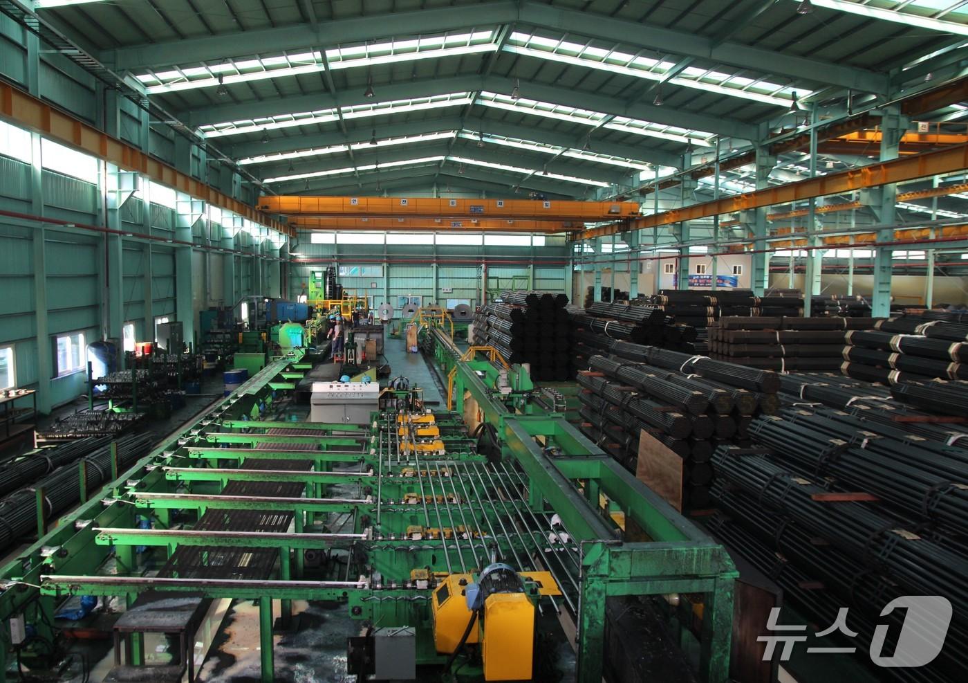 본문 이미지 -  포스코와 기업은행, 한국무역보험공사의 철강업계 금융지원 프로그램에 참여한 티지에스파이프 공장에 해외 출하를 앞둔 제품들이 쌓여 있다. (포스코 제공)