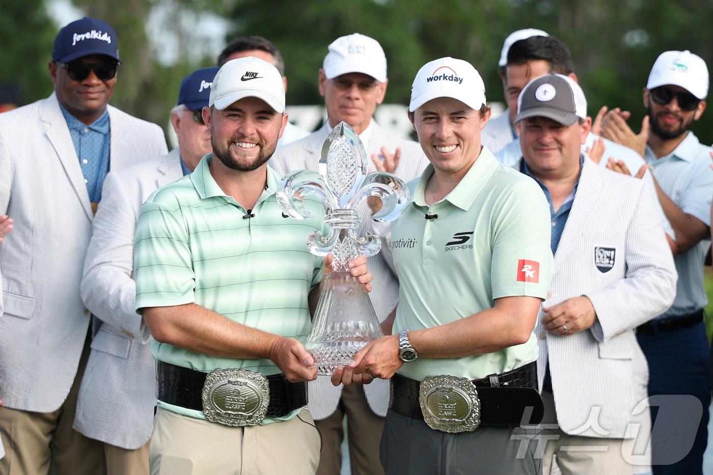 본문 이미지 - 알렉스 피츠패트릭-맷 피츠패트릭(잉글랜드) 형제가 PGA 취리히 클래식에서 우승한 뒤 트로피를 들어보이고 있다. ⓒ AFP=뉴스1