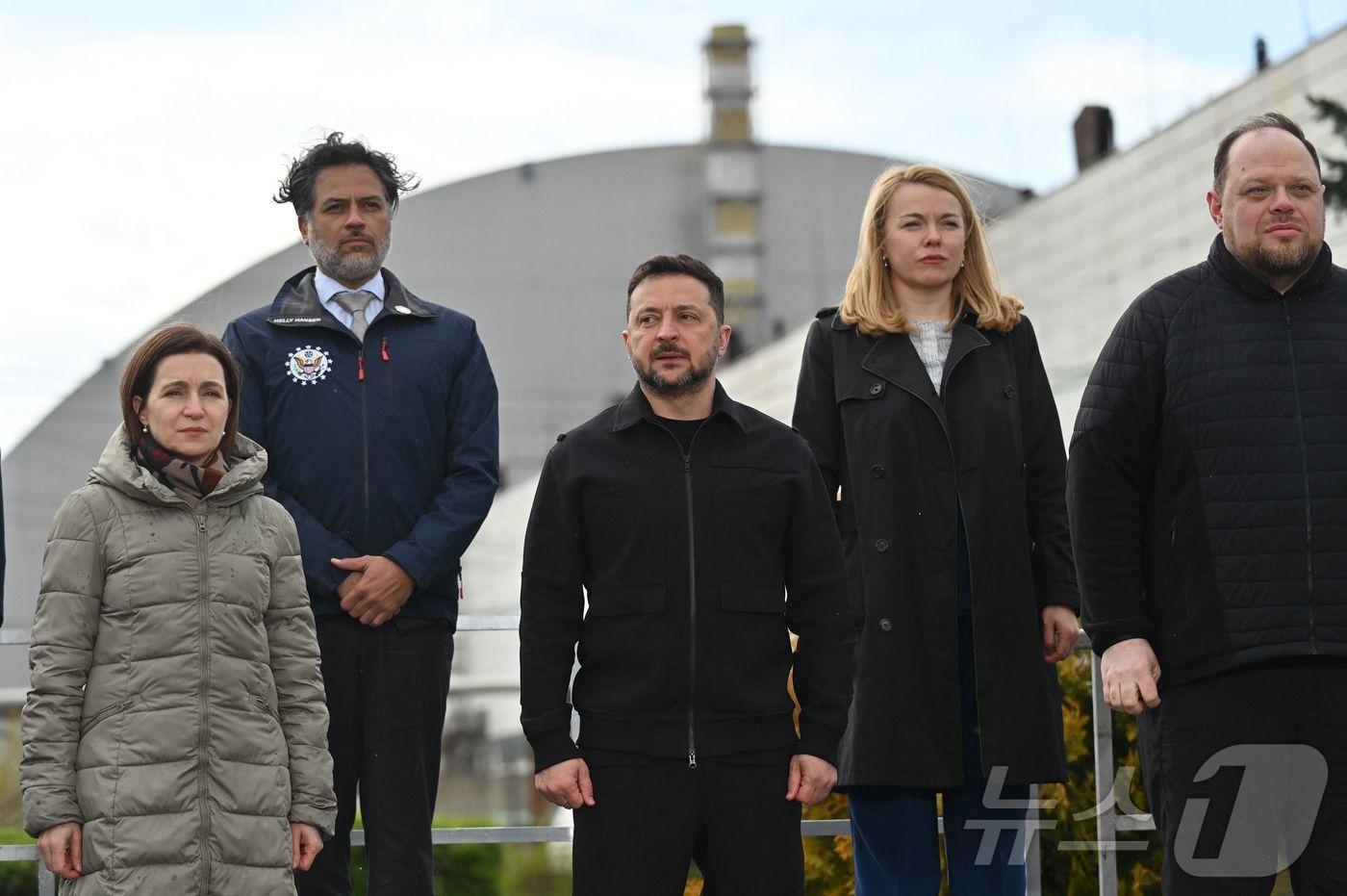 본문 이미지 - 볼로디미르 젤렌스키 우크라이나 대통령(가운데), 마이아 산두 몰도바 대통령(왼쪽), 루슬란 스테판추크 우크라이나 최고 라다 의장(오른쪽)을 비롯한 참석자들이 26일(현지시간) 러시아의 우크라이나 침공 속에서 체르노빌 원자력 발전소를 방문하여 기념사진을 촬영하고 있다. 2026.04.26. ⓒ AFP=뉴스1