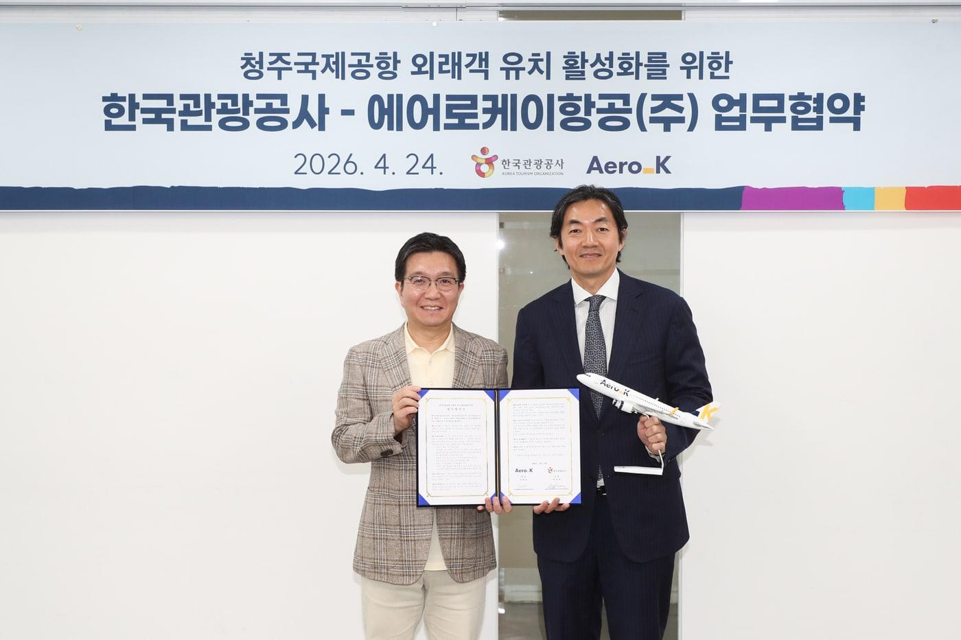 본문 이미지 - 박성혁 한국관광공사 사장(왼쪽), 강병호 에어로케이항공 대표(한국관광공사 제공) 