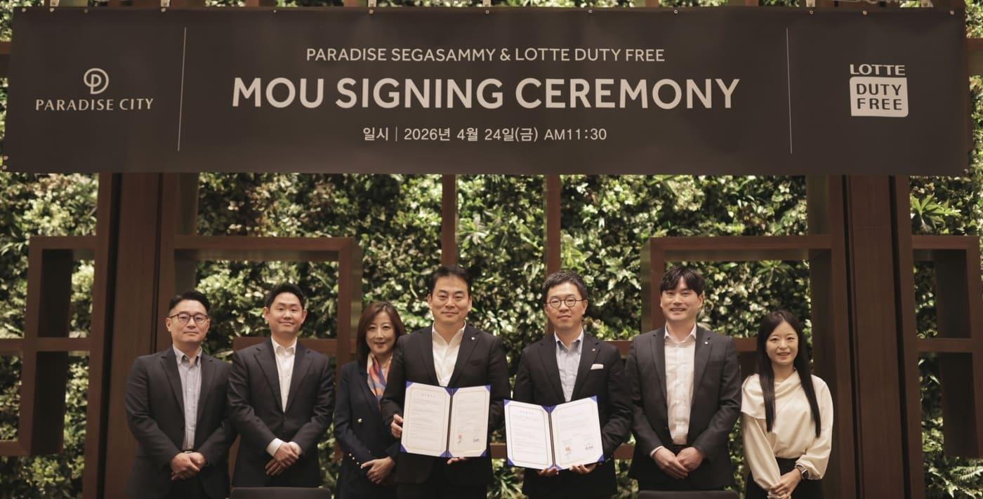 본문 이미지 - 롯데면세점이 외국인 관광객 유치 확대를 위해 파라다이스시티와 MOU를 맺었다고 27일 밝혔다. 사진은 지난 24일 인천 영종도 파라다이스시티에서 열린 업무협약식이 끝난 후 남궁표 롯데면세점 마케팅부문장(사진 우측 세 번째)과 김재환 파라다이스세가사미 IR마케팅그룹장(우측 네 번째)을 비롯한 양사 주요 관계자들이 기념 촬영을 하는 모습.(롯데면세점 제공)